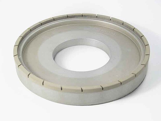 Segmentierte Diamantschleifscheibe von SCHELL mit unterbrochenem Schleifbelag zur wesentlichen Reduzierung der Schleifkräfte und der Kontaktzonentemperaturen